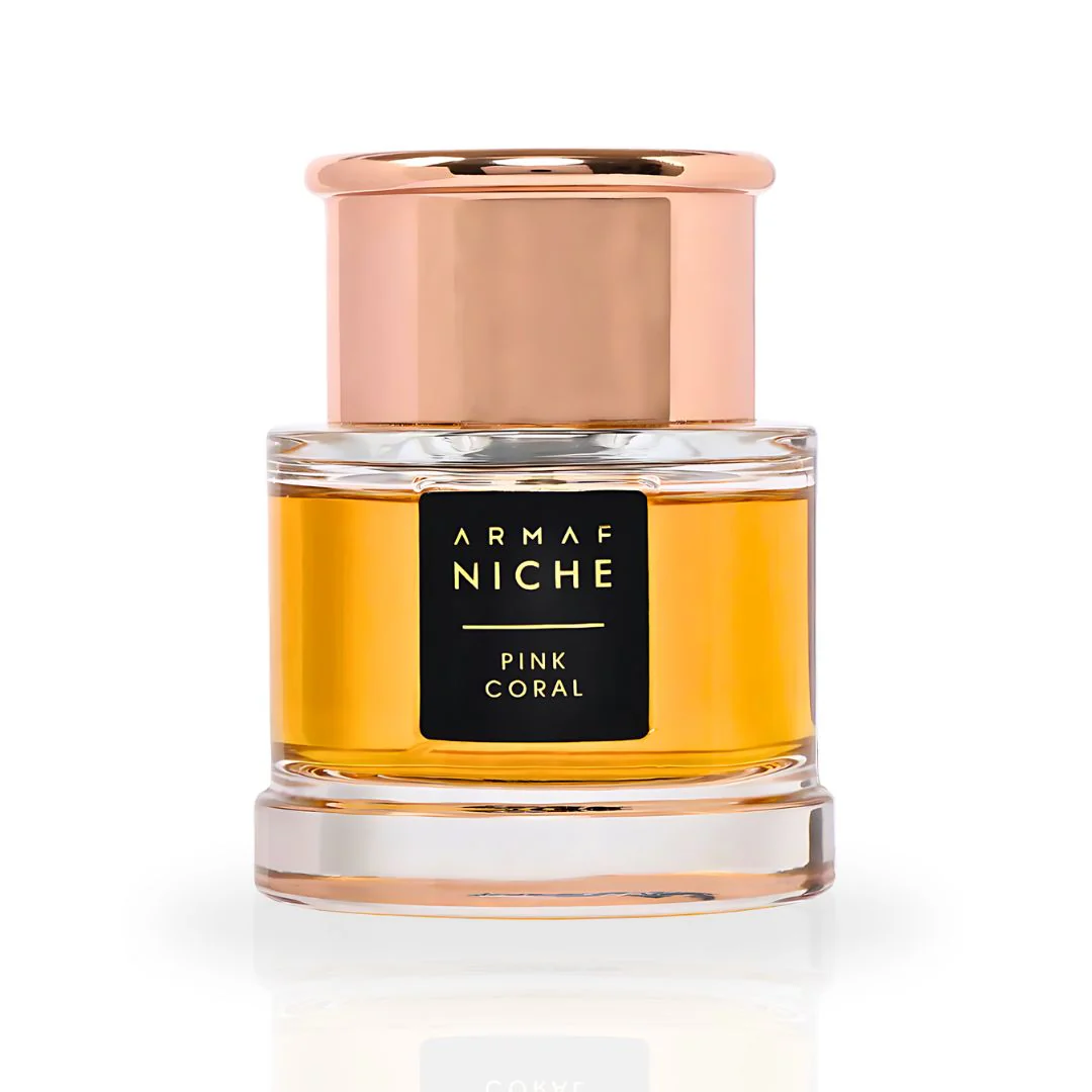 Frasco de perfume com tampa rosa dourado e líquido âmbar