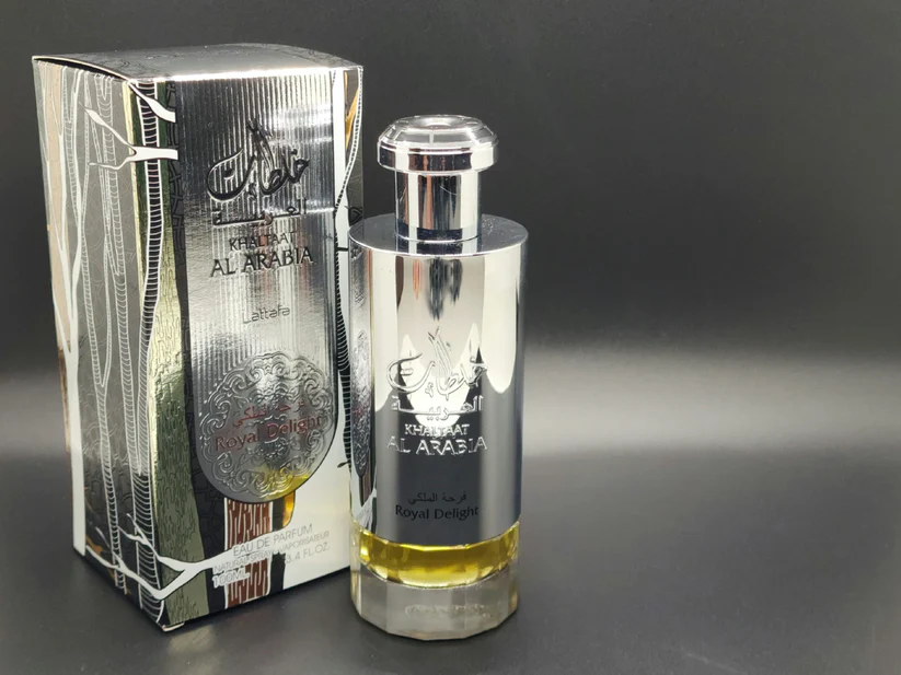 Frasco de perfume prateado Al Arabia com líquido amarelo e caixa prateada ao lado