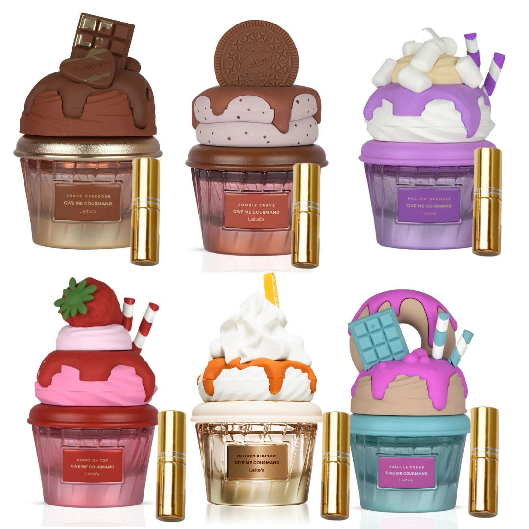 Frascos de perfume com tampas decoradas como doces e pequenos frascos dourados ao lado