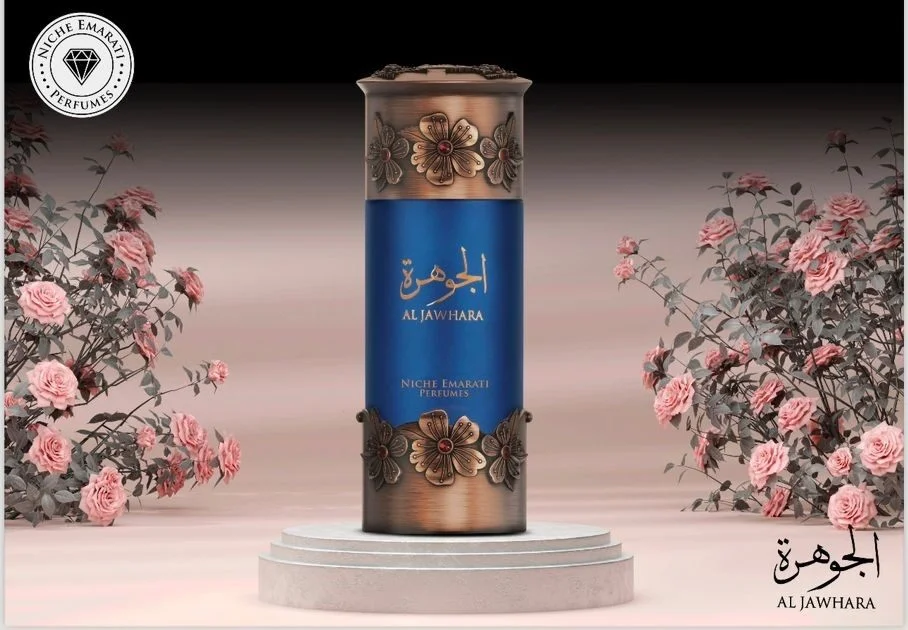 Frasco de perfume bronze com rótulo azul e flores cor-de-rosa ao redor