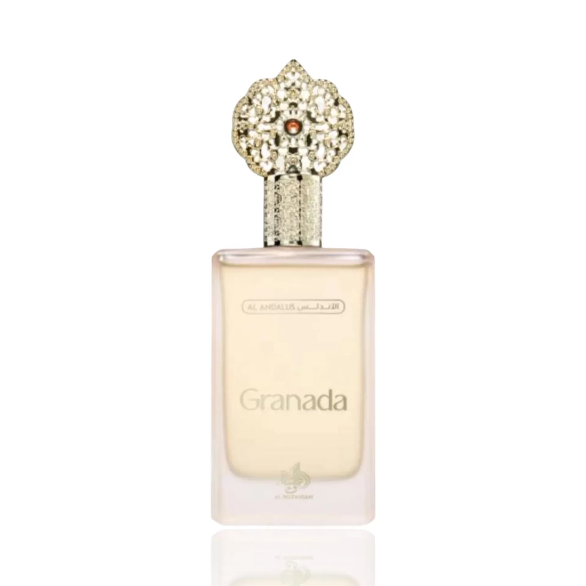 Frasco de perfume com tampa decorativa prateada e líquido amarelo claro