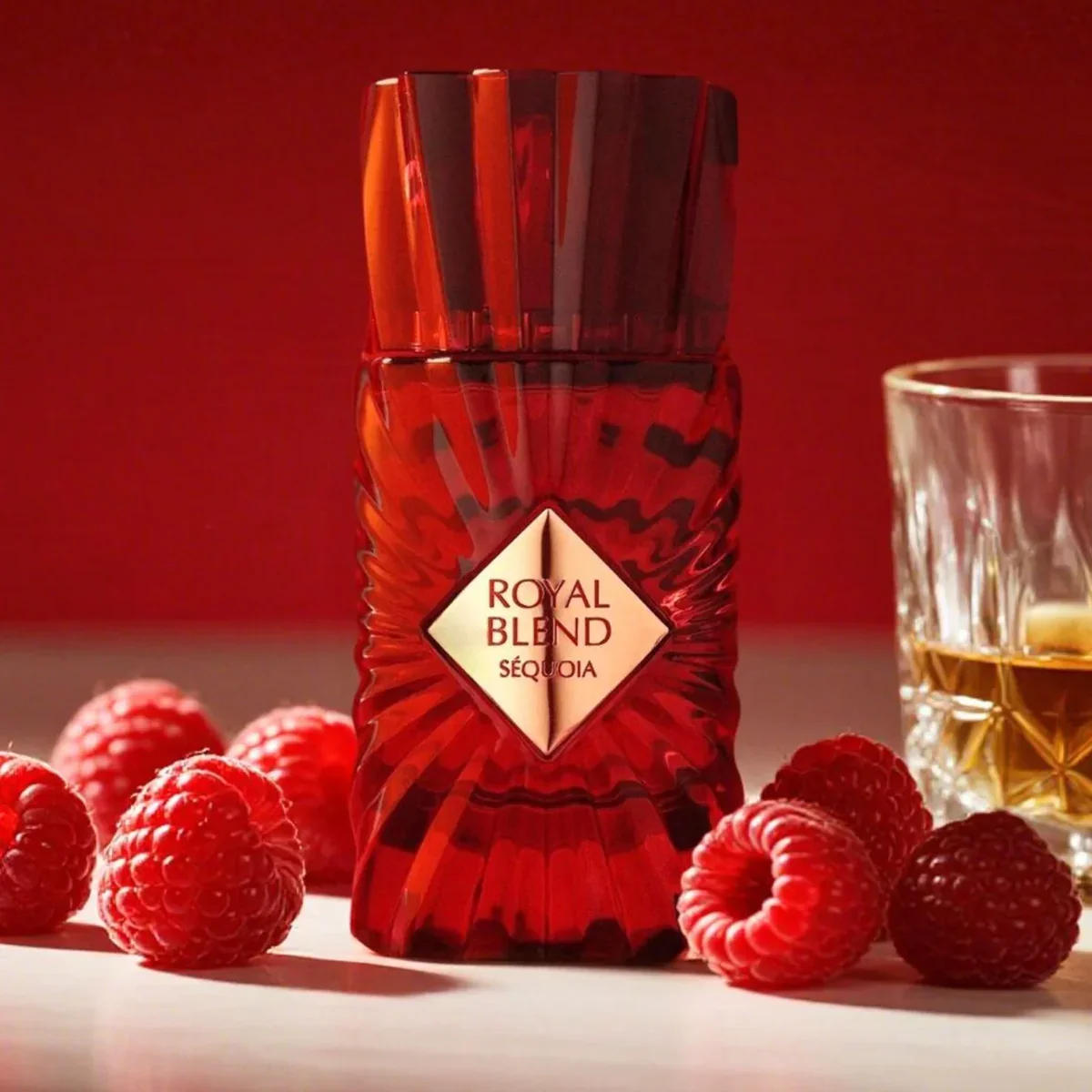 Garrafas de perfume vermelha Royal Blend Séquoia com framboesas e copo de vidro