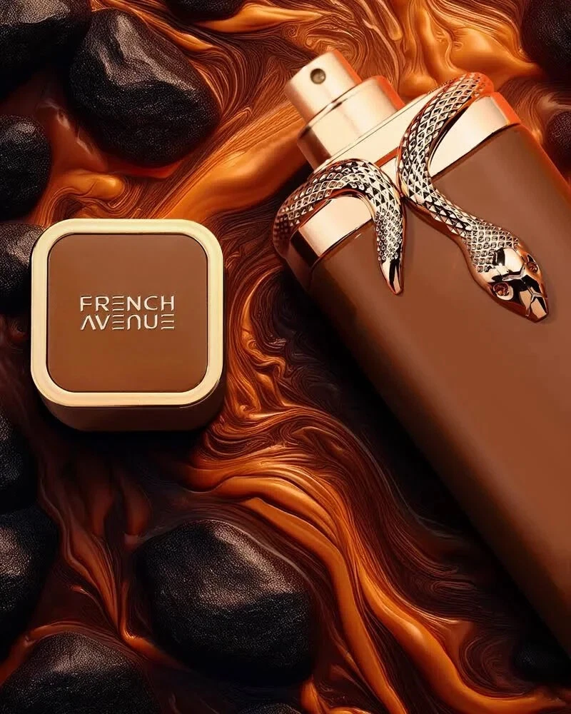 Frasco de perfume castanho com tampa quadrada e cobra prateada