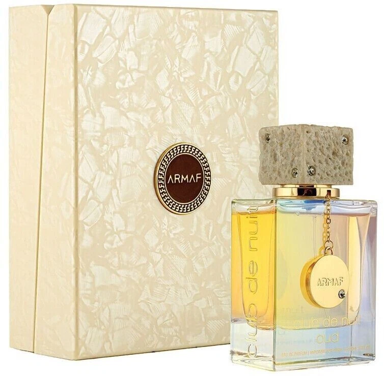 Frasco de perfume com tampa bege e caixa creme texturada com logo ARMAF