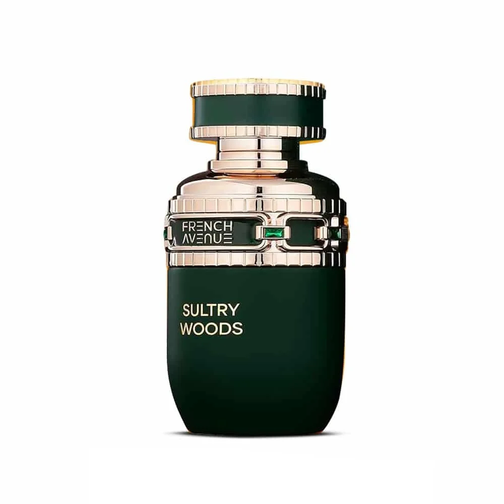 Frasco de perfume verde escuro e dourado com texto 'FRENCH AVENUE' e 'SULTRY WOODS'