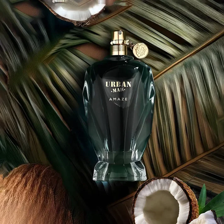 Frasco de perfume preto e dourado rodeado de folhas e cocos