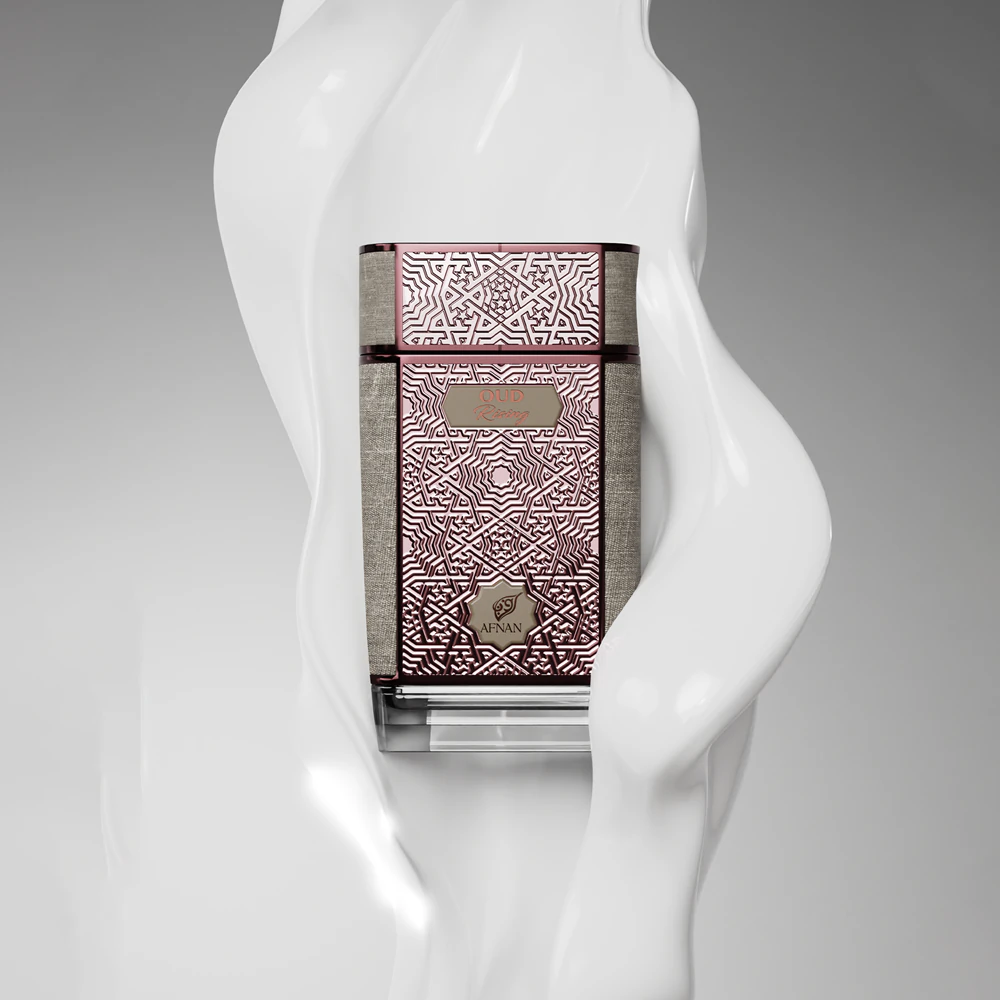 Frasco de perfume decorado em rosa e cinza com padrões geométricos