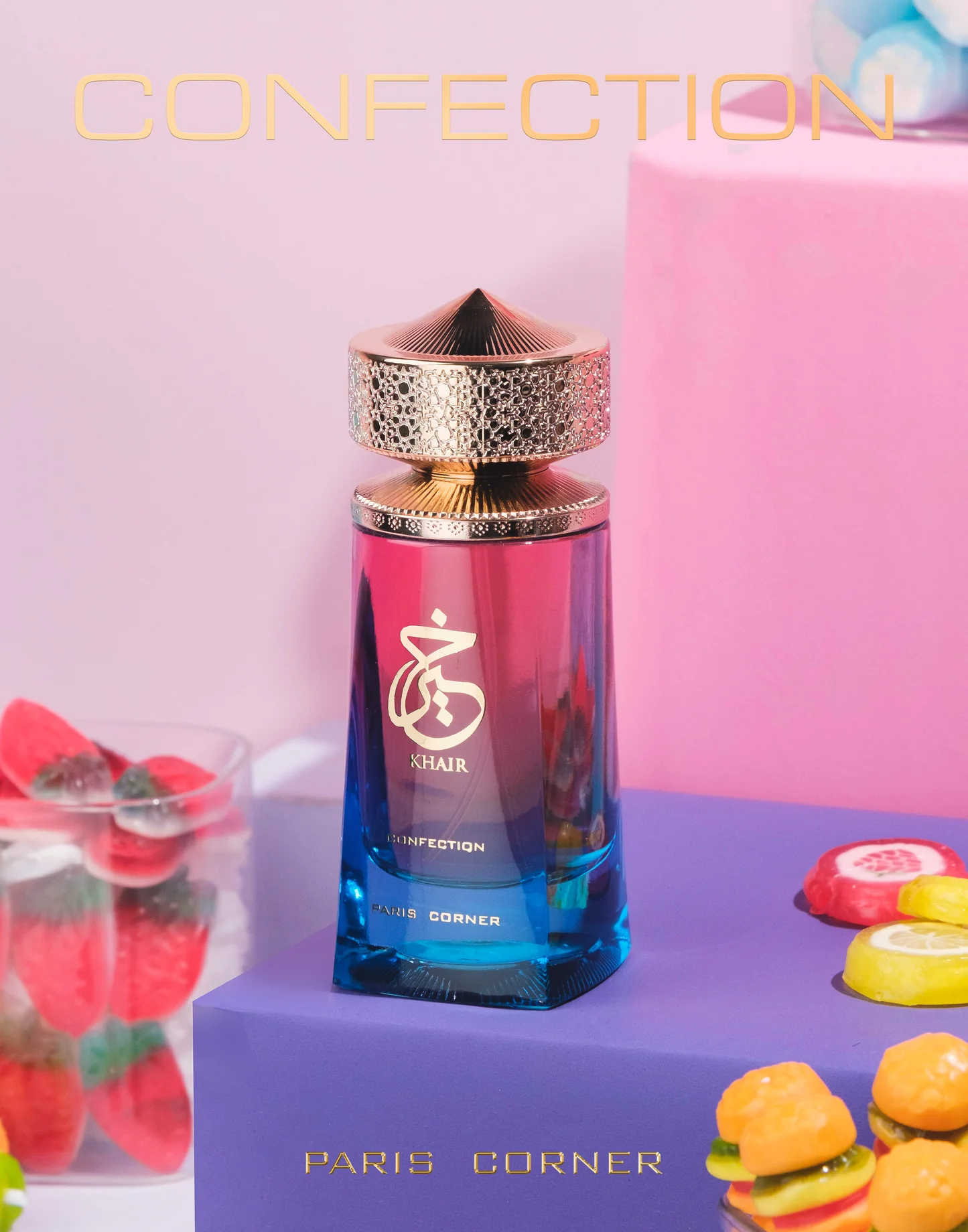 Frasco de perfume azul e rosa com tampa dourada e textos KHAIR e PARIS CORNER