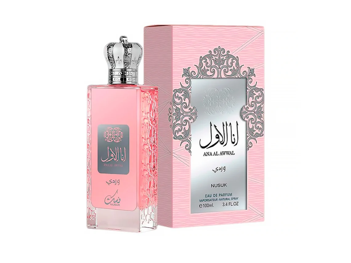 Frasco de perfume rosa com tampa de coroa junto a caixa rosa com design prateado e texto