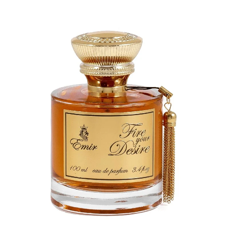 Frasco de perfume âmbar com tampa dourada e etiqueta elegante