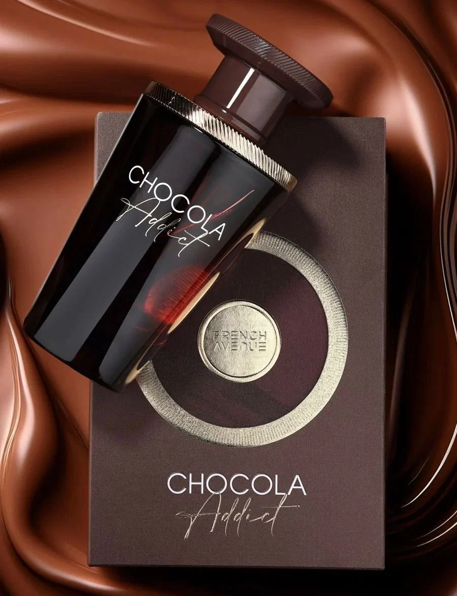 Frasco de perfume preto com tampa castanha e caixa castanha com texto e selo dourado