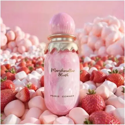Frasco de perfume rosa com decoração dourada e texto, rodeado por morangos e marshmallows