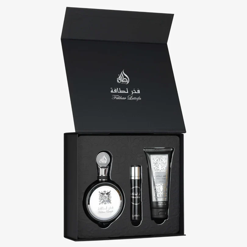 Conjunto de produtos de beleza em caixa preta aberta