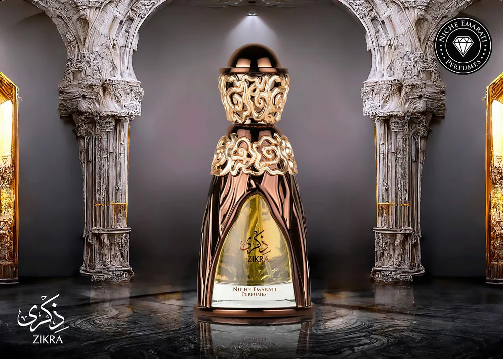 Frasco de perfume dourado Zikra com tampa decorativa em fundo cinzento e arquitetura branca