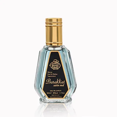 Frasco de perfume Barakkat satin oud com rótulo preto e tampa dourada