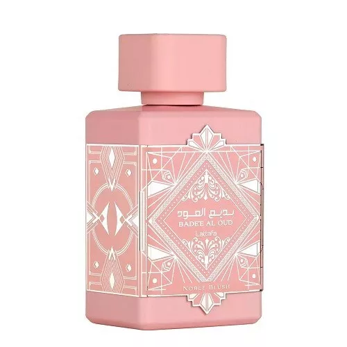 Frasco de perfume rosa com padrão dourado e texto BADEE AL OUD