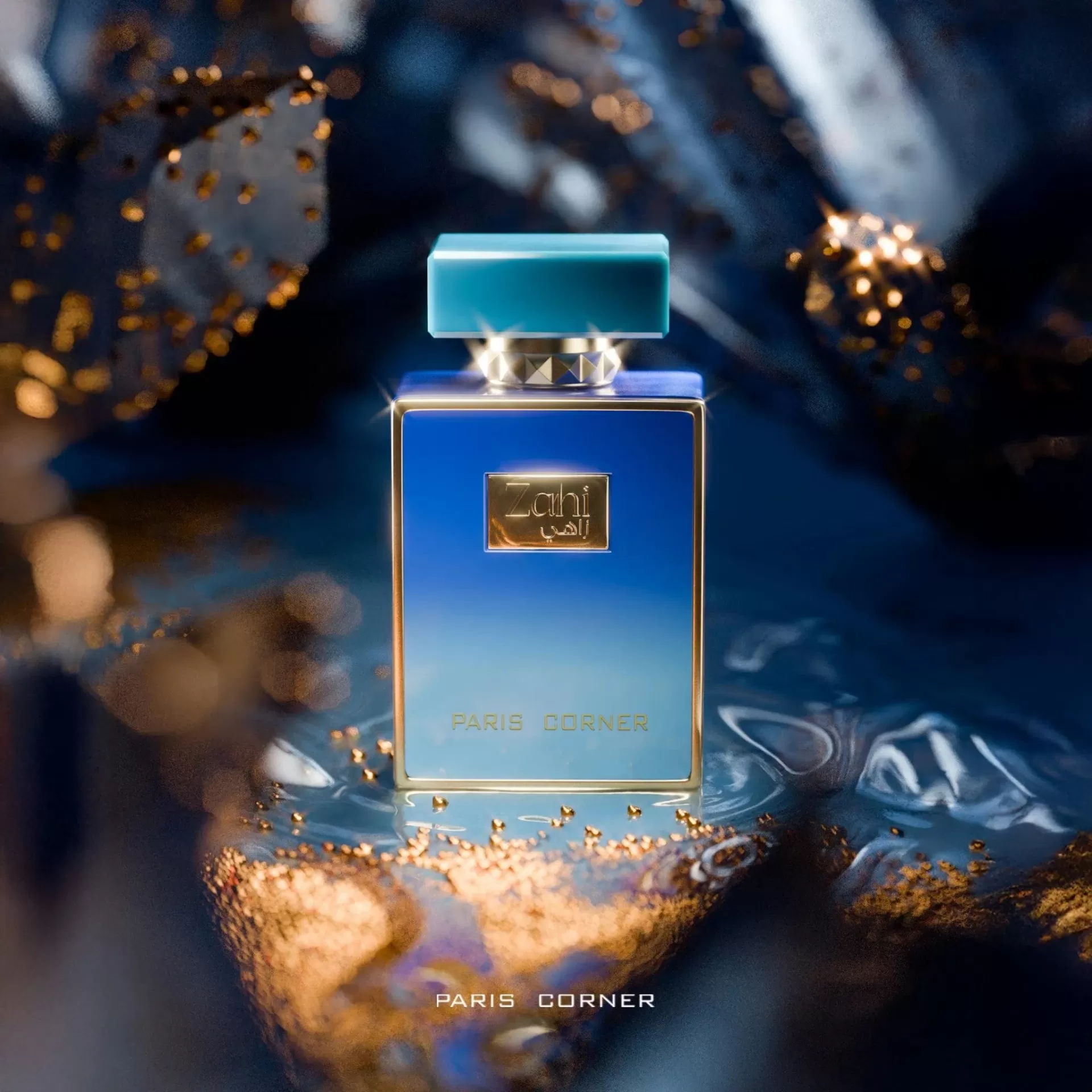 Frasco azul de perfume Paris Corner com inscrições douradas e tampa azul em ambiente decorativo
