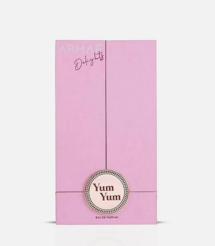 Embalagem rosa de perfume com selo redondo branco e texto Yum Yum