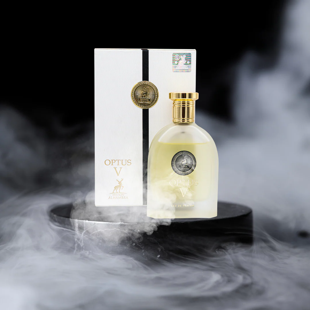 Frasco de perfume amarelo claro com tampa dourada e caixa branca com texto Optus V