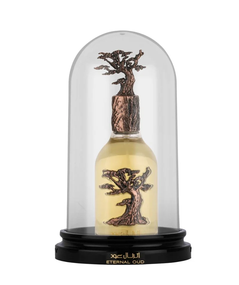 Frasco de perfume amarelo claro com decoração de árvore castanha em redoma de vidro