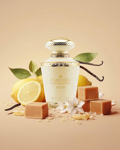 Frasco de perfume Empire Victor com limões, baunilha e caramelos num fundo bege