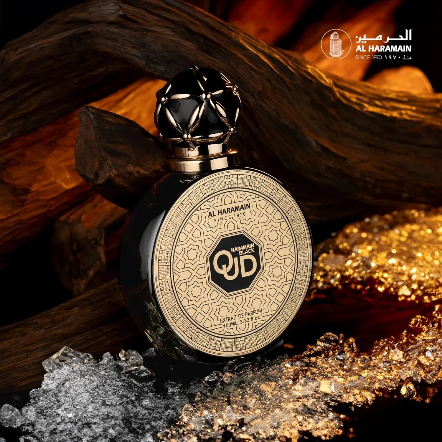 Frasco preto e dourado de perfume Al Haramain Black Oud com fundo texturizado em dourado e madeira