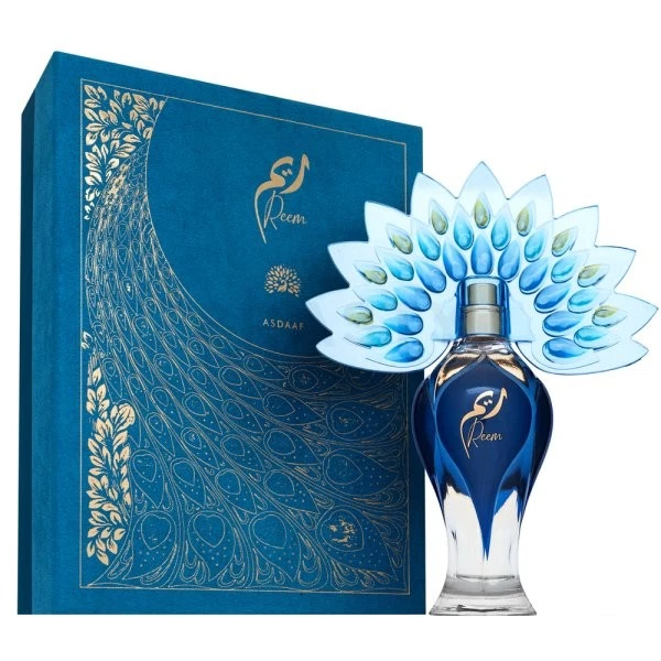Frasco de perfume azul com tampa em forma decorativa e caixa azul com desenhos dourados