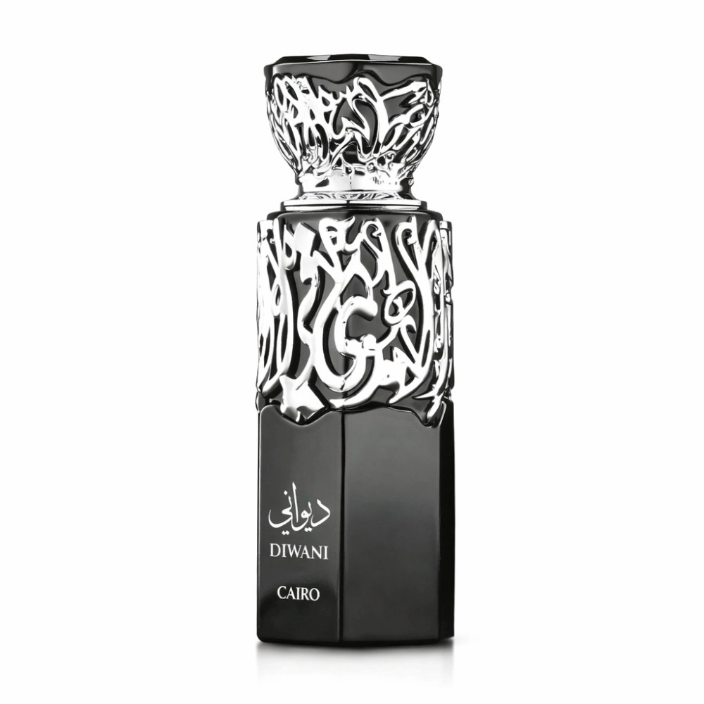 Frasco de perfume preto com tampa decorada em metal prateado e texto DIWANI CAIRO