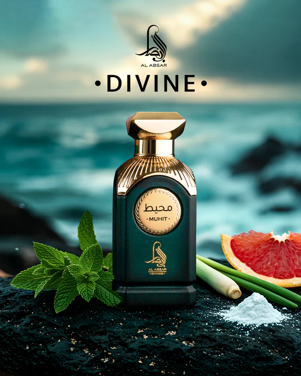 Frasco de perfume Al Absar Divine Muhit com ingredientes naturais em fundo marítimo