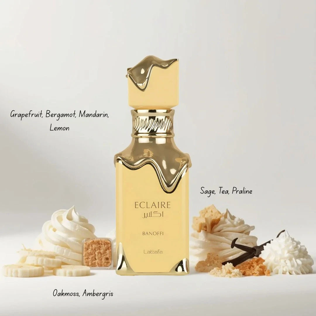 Frasco de perfume dourado ECLAIRE Banoffi Lattafa com ingredientes decorativos ao redor