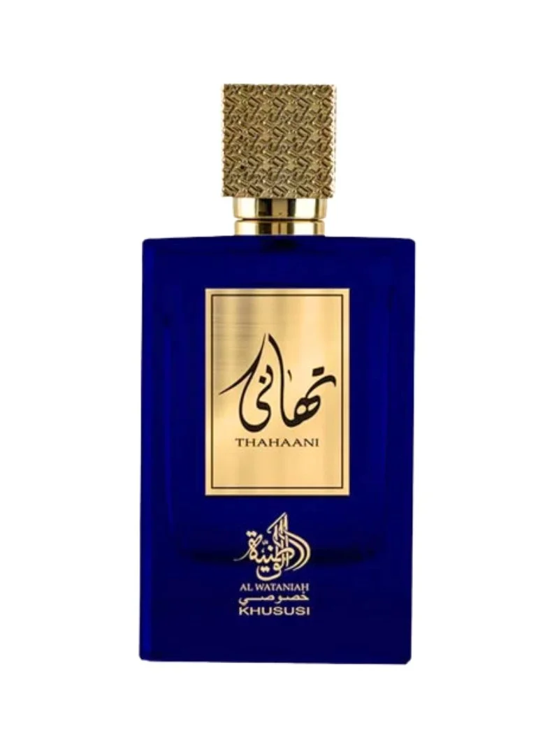 Frasco de perfume azul escuro com tampa dourada e rótulo dourado com texto árabe e inglês