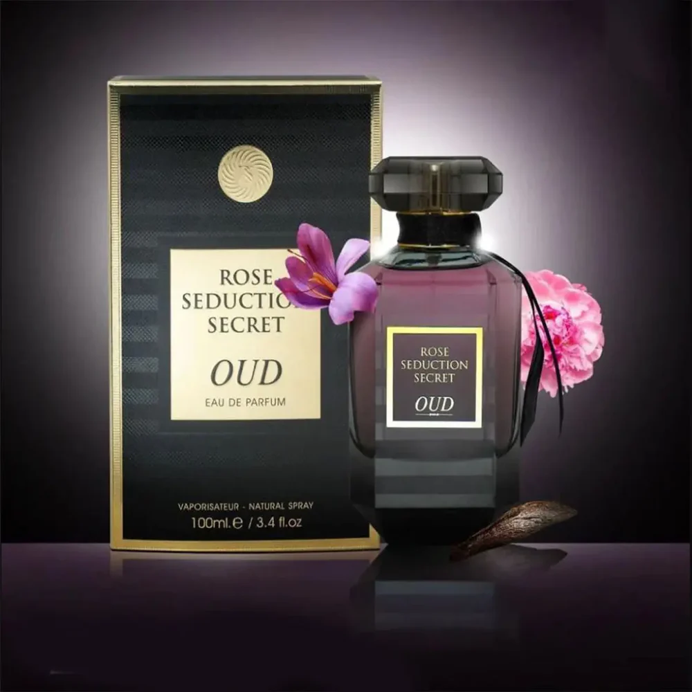 Frasco de perfume Rose Seduction Secret Oud com caixa preta e dourada e flores rosa