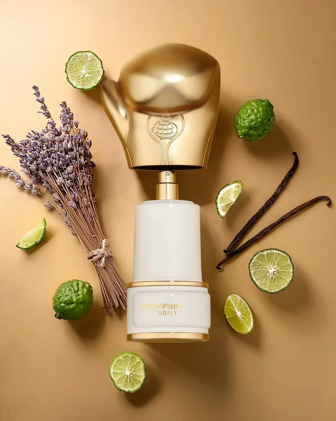 Frasco de perfume com tampa dourada em forma de luva de boxe acompanhado de limas frescas, lavanda seca e vagem de baunilha