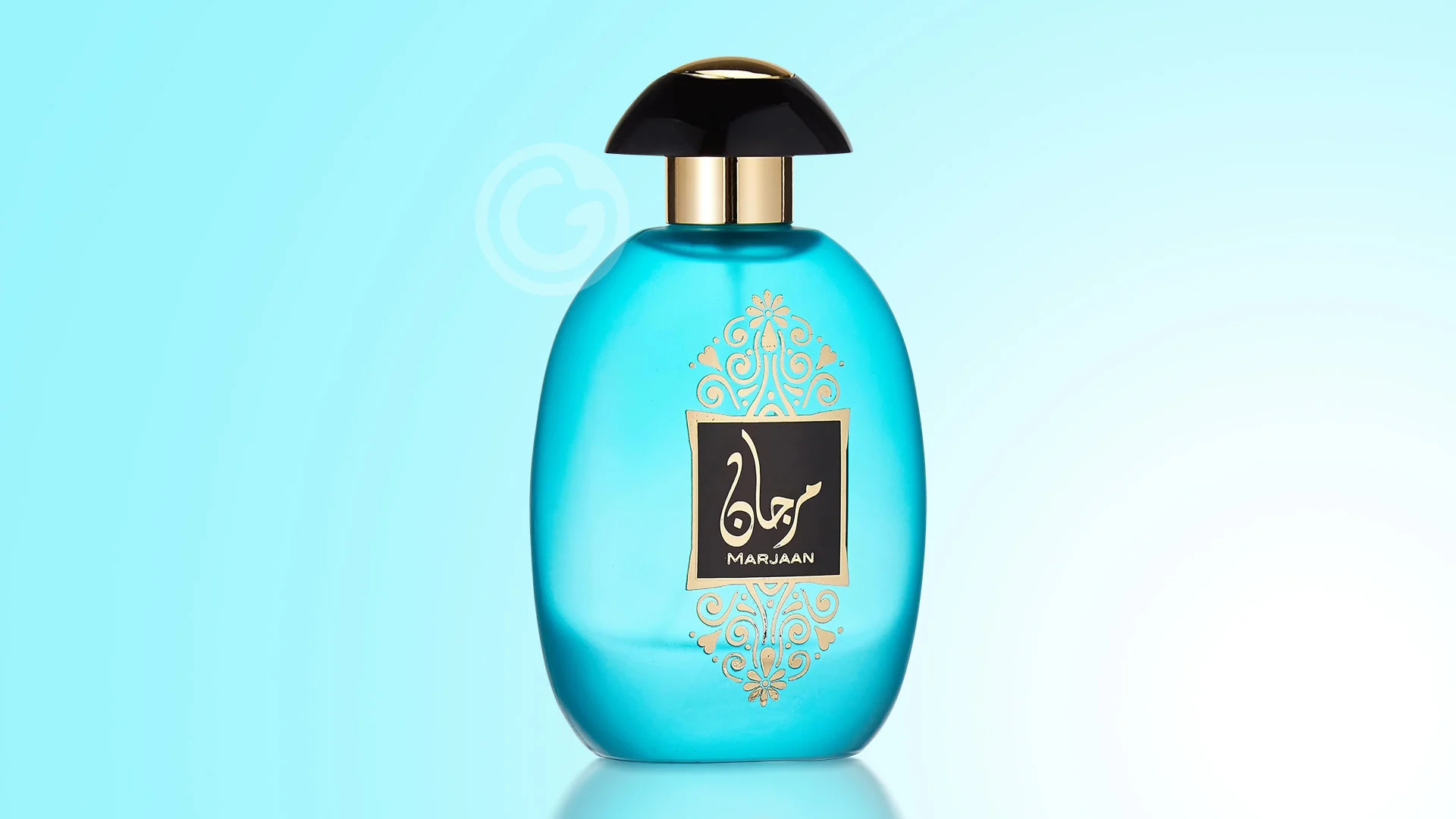 Frasco de perfume azul com tampa preta e detalhe dourado