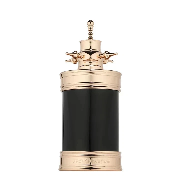 Frasco de perfume preto com detalhes dourados e tampa decorativa