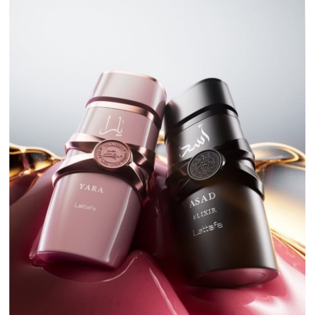 Frascos de perfume Yara e Asad Lattafa em superfície brilhante vinho e dourada