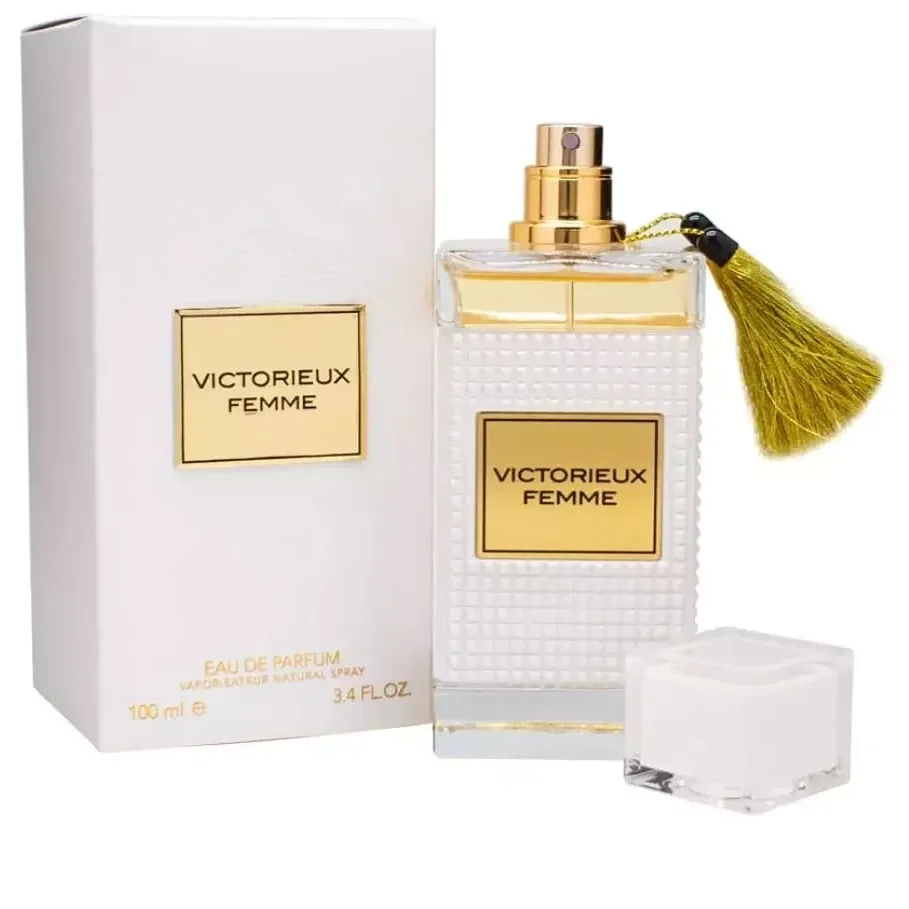 Perfume Victoirueux Femme com caixa branca e frasco transparente de detalhes dourados