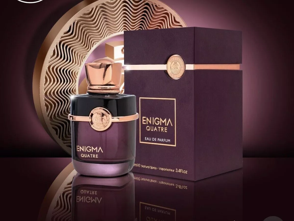 Frasco e caixa de perfume ENIGMA QUÂTRE roxo escuro com detalhes dourados
