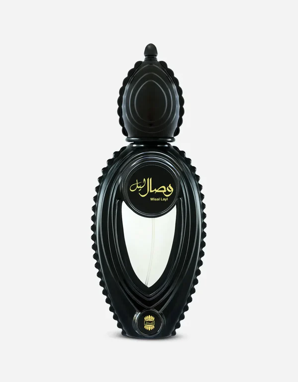 Frasco de perfume preto com design elegante e texto Wisal Layl