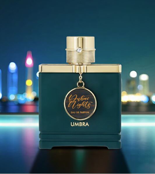 Frasco de perfume azul escuro com tampa dourada e etiqueta pendente