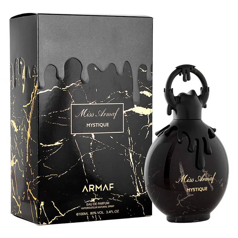 Frasco de perfume preto com acabamento brilhante e caixa preta com padrão marmoreado dourado.