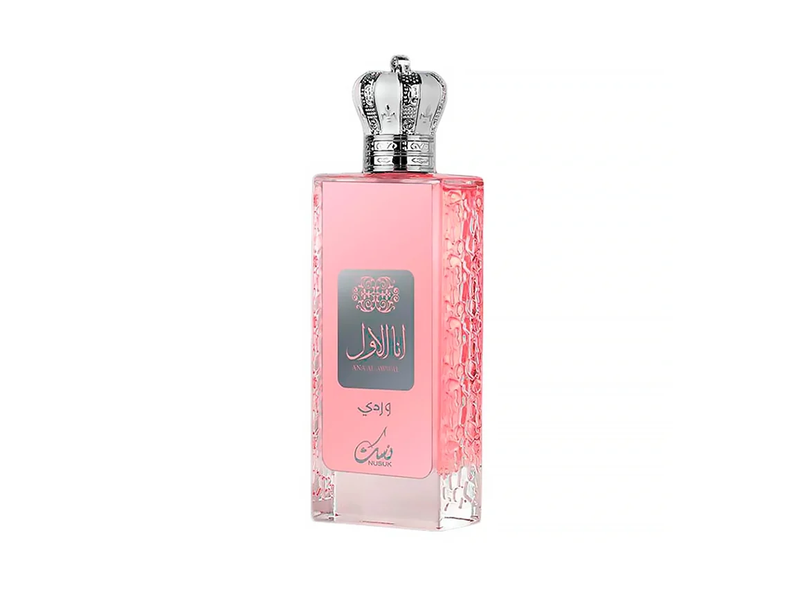 Frasco de perfume rosa com tampa de coroa prateada e etiqueta cinza com texto em árabe.