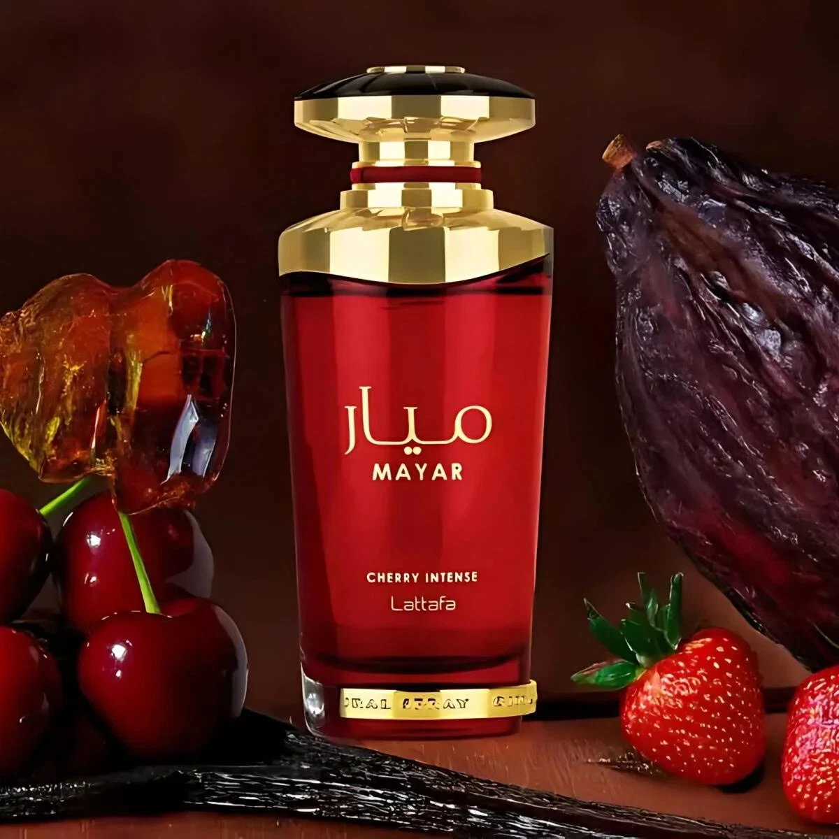 Frasco de perfume vermelho com tampa dourada e preta com frutas ao redor.