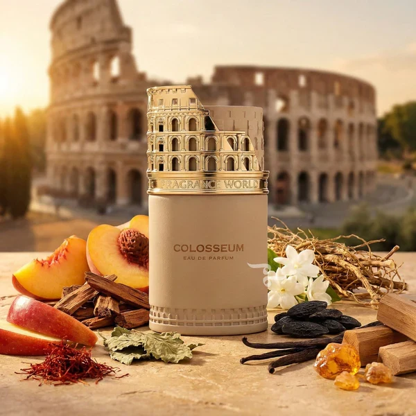 Frasco de perfume COLOSSEUM com tampa dourada em forma do Coliseu rodeado de ingredientes naturais em mesa com Coliseu ao fundo