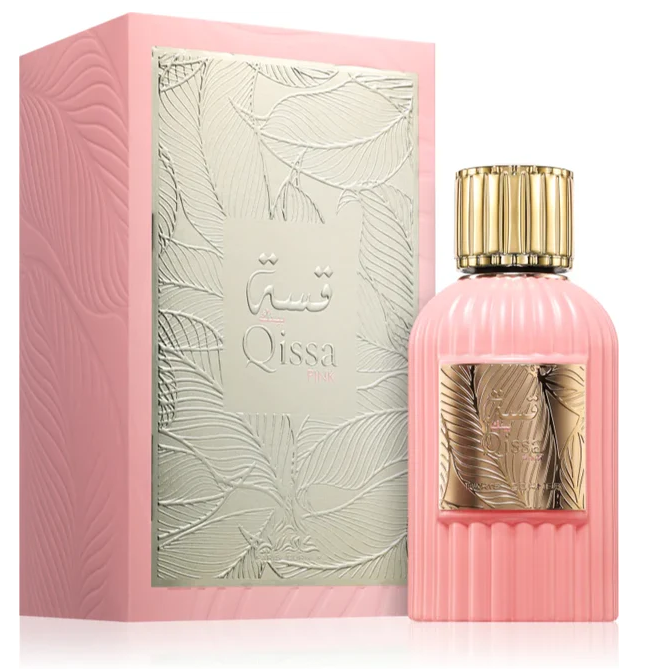 Frasco rosa canelado de perfume Qissa com caixa rosa texturizada e detalhes dourados