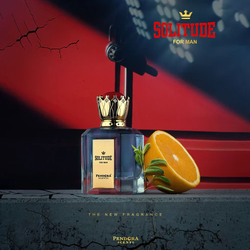 Frasco de perfume Solitude for Man com laranja e ramo verde em fundo vermelho