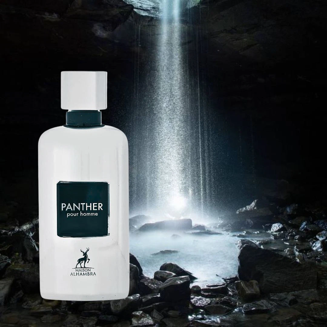 Frasco branco de perfume Panther pour homme com rótulo preto em cenário de gruta com cascata
