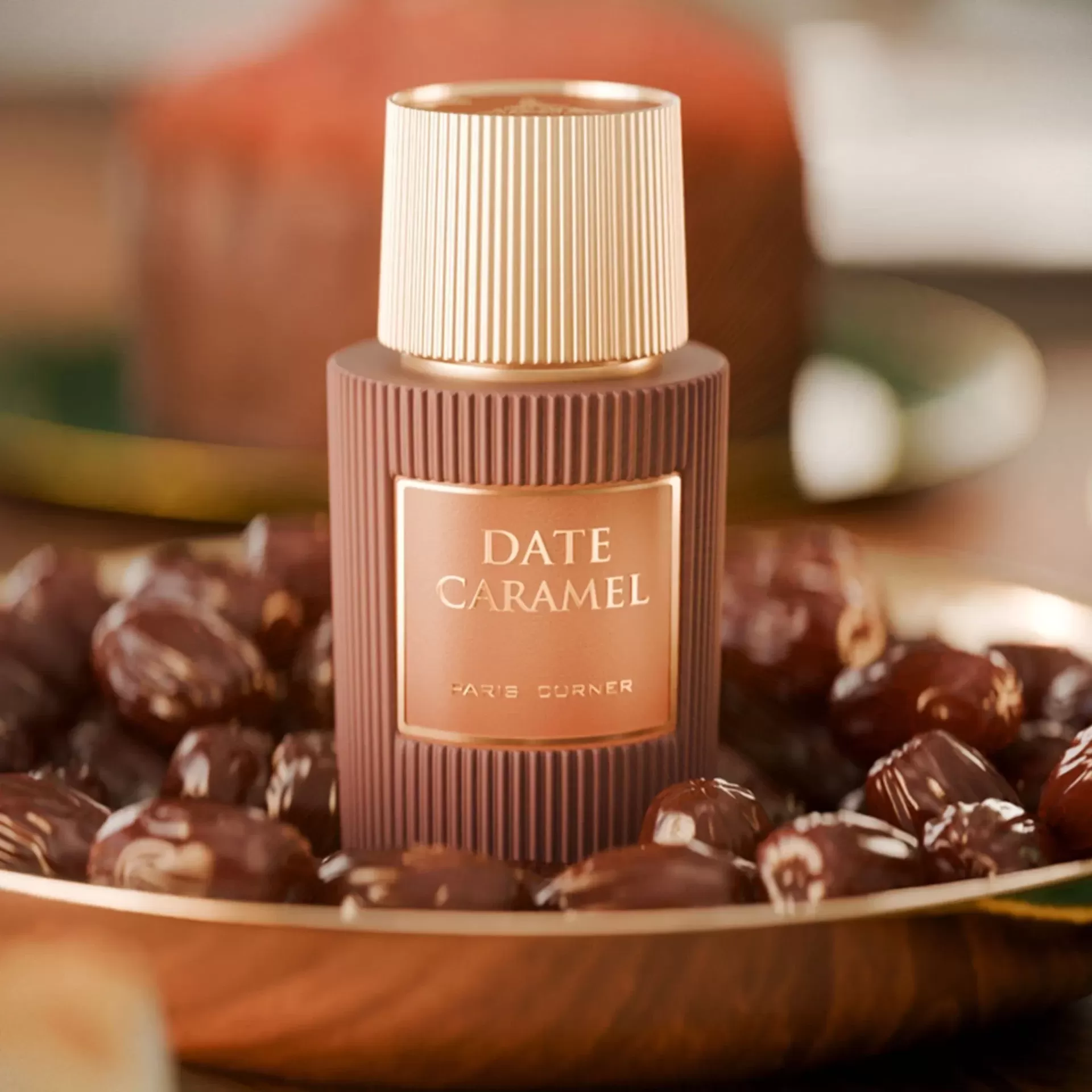 Frasco de perfume Date Caramel rodeado de tâmaras num prato