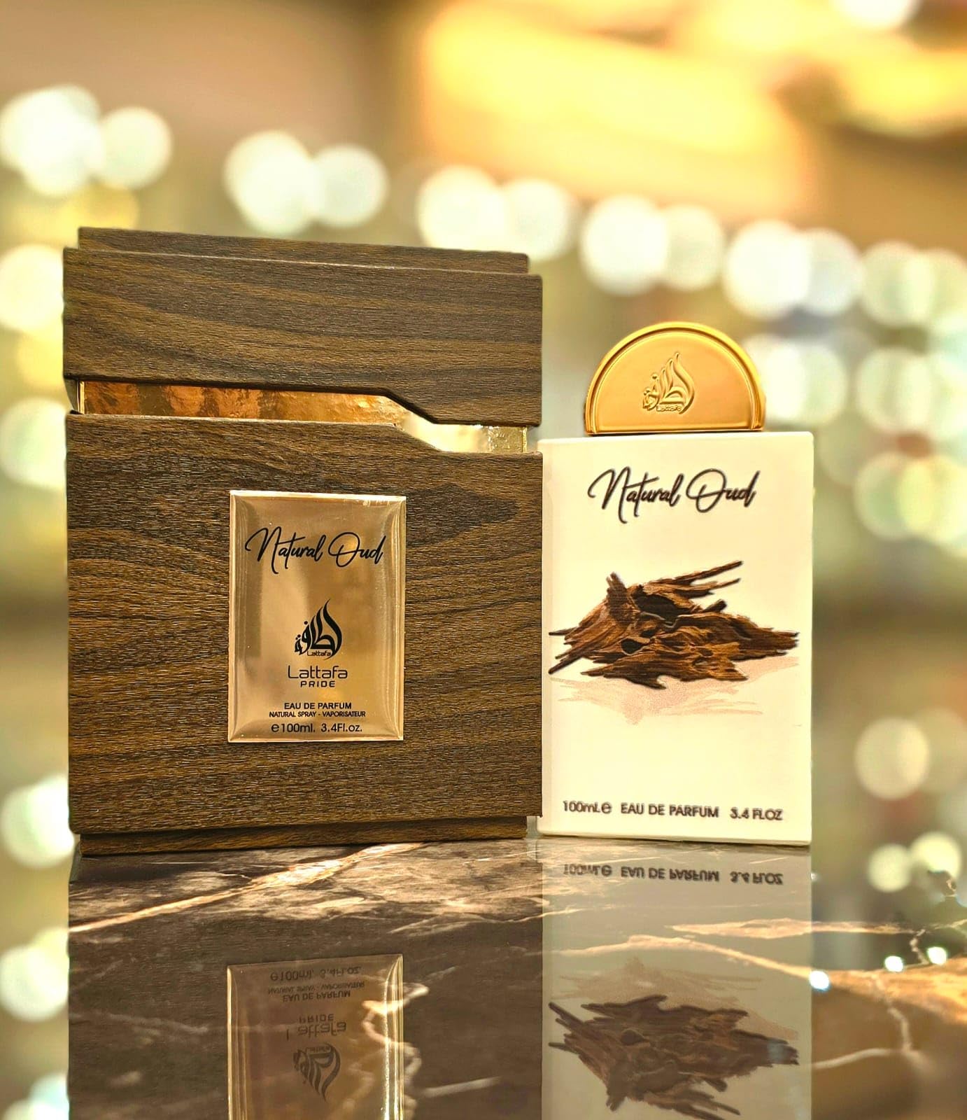 Frasco de perfume em madeira com embalagem branca ao lado com texto e imagens de madeiras.