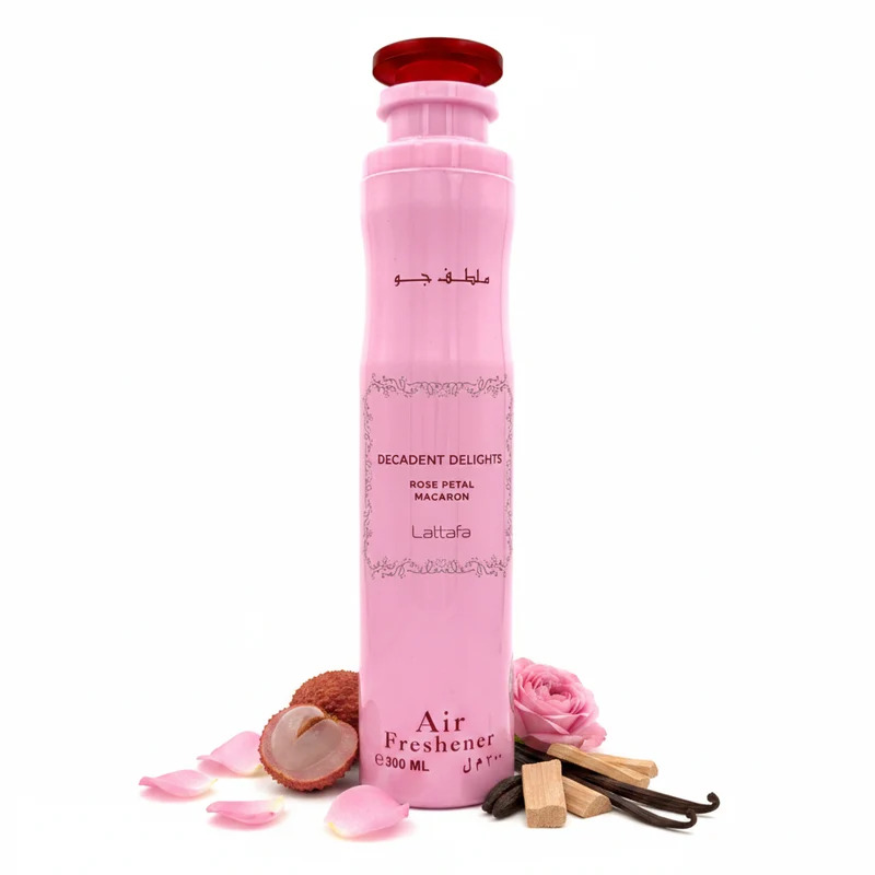 Frasco rosa de ambientador Lattafa com pétalas e elementos aromáticos